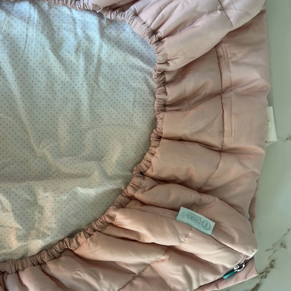 Victoria Beddy's Pink Zipper Bedding